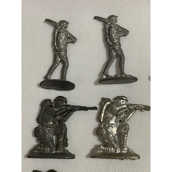 Vintage Cast Metal Toy Soldiers Army Men Figures Lot of 26 - Picture 2 of 7